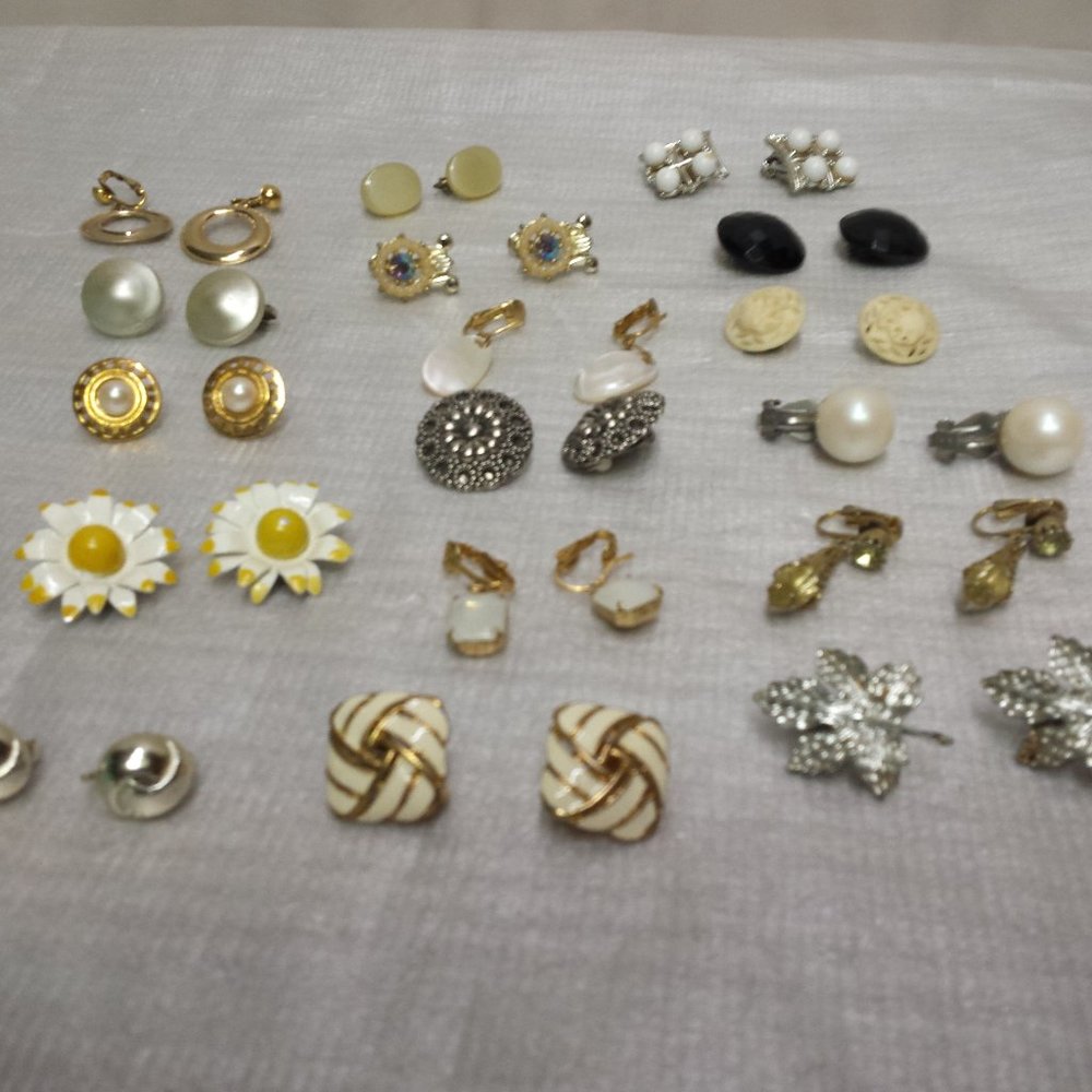 17 Pairs Clip On Earrings (Sara Coventry & others)